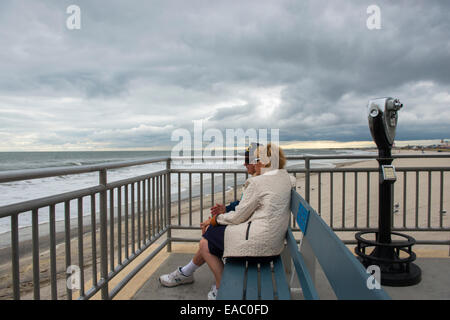 A retired couple sit by the sea in Ocean City, New Jersey USA Stock Photo