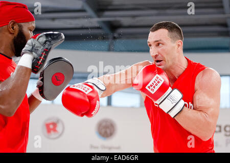 Hamburg, Germany. 12th Nov, 2014.  Ukrainian heavyweight boxer Vladimir Klitschko (R) performs with his coach Johnathon Banks (L) during the press training of his IBF world championship boxing fight against Bulgaria's Kubrat Pulev in Hamburg, Germany, 12 November 2014. Klitschko will try to defend his IBF championship title against mandatory challenger Pulev on 15 November 2014. Credit:  dpa picture alliance/Alamy Live News Stock Photo