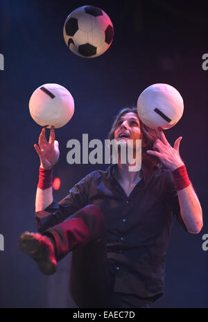 Hamburg, Germany. 12th Nov, 2014. Juggler Andreas Wessels perform in the Palazzo tent in Hamburg, Germany, 12 November 2014. On Thursday the Palazzo repertory season celebrates its start of the season with the show 'Herzensbrecher & Gaumenkitzel' in Hamburg. As the hostess of the legendary dinnershow the top chef Cornelia Poletto offers a four-course German-Italian meal. Photo: Marcus Brandt/dpa/Alamy Live News Stock Photo