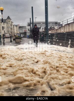 Dawlish, Devon, UK. 13th November, 2014. UK weather. Storms and wind whip up sea foam at Dawlish. Credit nidpor/Alamy Live News Stock Photo