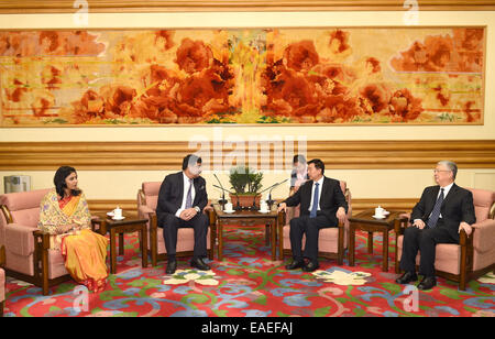 (141113) -- BEIJING, Nov. 13, 2014 -- Zhang Dejiang (R), chairman of ...