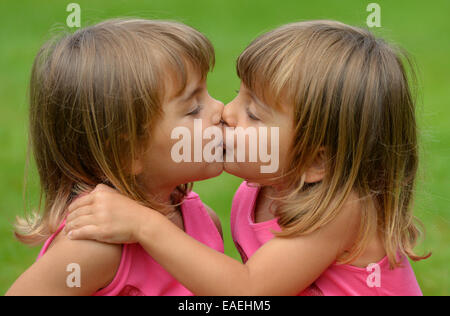Twins, girls Photo: Frank May Stock Photo