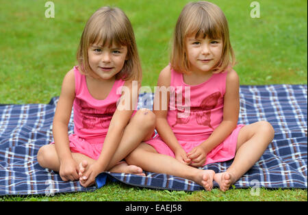 Twins, girls   Photo: Frank May Stock Photo