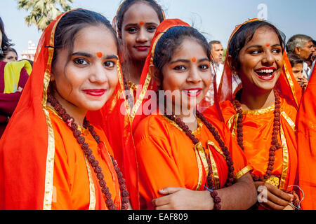 Traditional Indian Dancers Wait To Perform At Sikandra, near Agra, Uttar Pradesh, India Stock Photo
