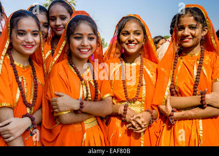 Traditional Indian Dancers Wait To Perform At Sikandra, near Agra, Uttar Pradesh, India Stock Photo