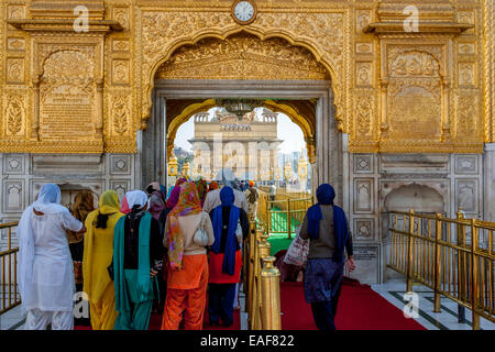 Sikh Women Entering The Golden Temple of Amritsar, Punjab, India Stock Photo