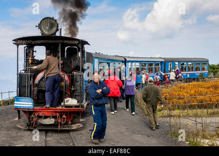 Passengers Board The Darjeeling Himalayan Railway (aka The Toy Train) Darjeeling, West Bengal, India Stock Photo