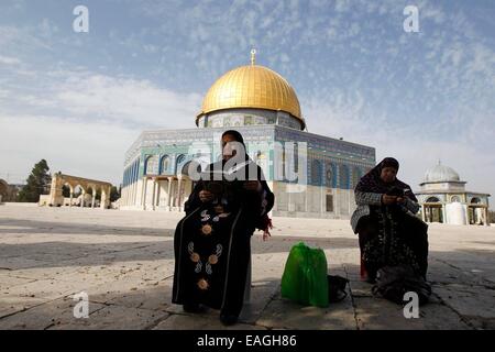 (141114) -- JERUSALEM, Nov. 14, 2014 (Xinhua) -- Palestinian women sit near the Dome of the Rock mosque in the Al-Aqsa mosque compound in Jerusalem on Nov. 14, 2014. Israel eased restrictions at Al-Aqsa mosque on Friday. King Abdullah II of Jordan on Thursday urged Israel to take immediate and practical measures to preserve the status quo in Jerusalem, especially regarding al-Aqsa Mosque and it's compound, the state-run Petra news agency reported. The king made the remarks at a meeting with Israeli Prime Minister Benjamin Netanyahu and U.S. Secretary of State John Kerry in Amman.(Xinhua/Muamma Stock Photo