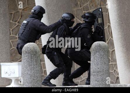 Belgrade, Serbia. 14th Nov, 2014. Members of the special police take part in anti-terrorism exercises in Belgrade, Serbia, on Nov. 14, 2014. A hostage rescue exercise is held here on Friday as a final activity of the international seminar 'Combating Terrorism in 2014' with the participation of members of special police units from 12 countries. © Borislav Zdrinja/Xinhua/Alamy Live News Stock Photo
