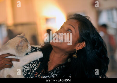 Cat owner proudly shows her pet. Cat Association of Bangladesh organized cat show at National Press Club in Dhaka. Native and foreign domestic cat was displayed. © Mohammad Asad/Pacific Press/Alamy Live News Stock Photo