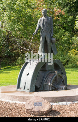 Bronze statue of Nikola Tesla adjacent to Niagara Falls, Ontario, Canada Stock Photo