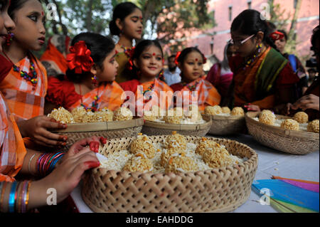 Artists prepare food  during the 'Nabanna Festival' in Dhaka.  'Nabanna' or the new time crop is a popular festival in Bangladesh which is celebrated every  first day of bangle month Agrahayon. (Photo by Mohammad Asad / Pacific Press) Stock Photo