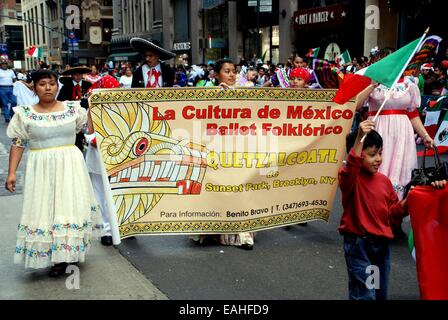 NYC:  Marchers from La Cultura de Mexico Ballet Folklorico at the Mexican Independence Day Parade on Fifth Avenue Stock Photo