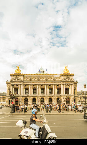 menschen auf dem vorplatz der opera garnier, people in front of paris opera house, opera garnier, paris, ile de france Stock Photo