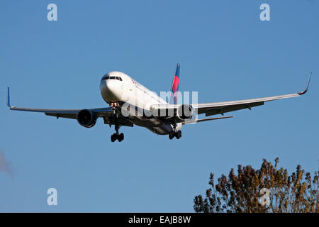 Delta Air Lines Boeing 767-300 approaches runway 27L at London Heathrow Airport. Stock Photo