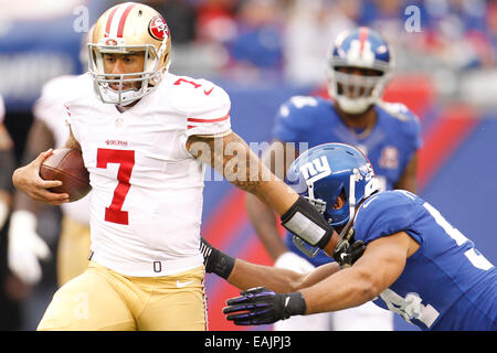 Oct 16, 2011; East Rutherford, NJ, USA; New York Giants linebacker Spencer  Paysinger (55) leaves the field after the game against the Buffalo Bills at  MetLife Stadium. New York defeated Buffalo 27-24 Stock Photo - Alamy