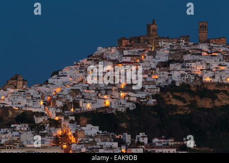 Whitewashed village of Arcos de la Frontera on a limestone rock at dawn, Arcos de la Frontera, Cádiz province, Andalusia, Spain Stock Photo