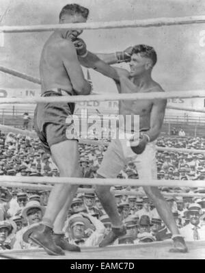The knockout blow in the Dempsey-Willard battle.  Jack Dempsey landing a right punch to the jaw of Jess Willard, circa 1919 Stock Photo