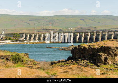 The Dalles Dam generates hydroelectric power on the Columbia River.  The Dalles, Oregon Stock Photo