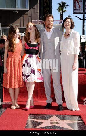 Los Angeles, CA, USA. 17th Nov, 2014. Mackenzie Foy, Jessica Chastain, Matthew McConaughey, Anne Hathaway at the induction ceremony for Star on the Hollywood Walk of Fame for Matthew McConaughey, Hollywood Boulevard, Los Angeles, CA November 17, 2014. Credit:  Michael Germana/Everett Collection/Alamy Live News Stock Photo