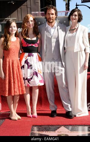 Los Angeles, CA, USA. 17th Nov, 2014. Mackenzie Foy, Jessica Chastain, Matthew McConaughey, Anne Hathaway at the induction ceremony for Star on the Hollywood Walk of Fame for Matthew McConaughey, Hollywood Boulevard, Los Angeles, CA November 17, 2014. Credit:  Michael Germana/Everett Collection/Alamy Live News Stock Photo