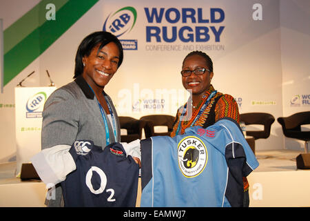 London, UK. 18th November 2014. Maggie Alphonsi, Saracens and former England Rugby exchange rugby jerseys with Paula Lanco, Director of Women’s & Community Rugby in Kenya at the IRB World Rugby Conference and Exhibition held at the London Hilton Metropole. Credit: Elsie Kibue / Alamy Live News Stock Photo