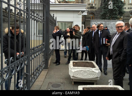 Kiev, Ukraine. 18th Nov, 2014. Foreign Minister Frank-Walter Steinmeier (R) is waits outside of the office of Ukrainian President Petro Poroschenko because the guard cannot get the gate opened in Kiev, Ukraine, 18 November 2014. The talks focused on how to give the troubled ceasefire in Eastern Ukraine more validity. Steinmeier will then travel to Moscow, his first visit to the Russian capital since the annexation of Crimea. Photo: CHRISTOPH SATOR/dpa/Alamy Live News Stock Photo