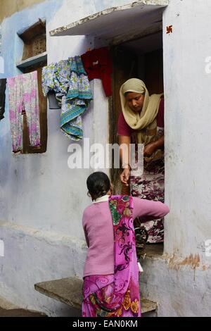 India, Rajasthan, Mewar, Bundi village, two women on a doorstep in the old town Stock Photo