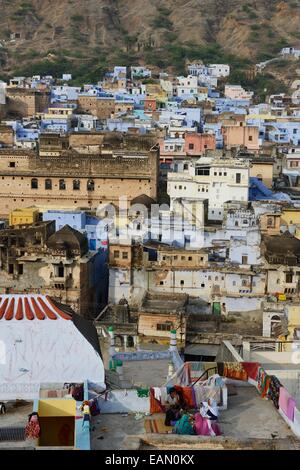 India, Rajasthan, Mewar, Bundi, women chatting on the roof of the old town with the blue houses Stock Photo