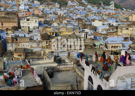 India, Rajasthan, Mewar, Bundi, women chatting on the roof of the old town with the blue houses Stock Photo