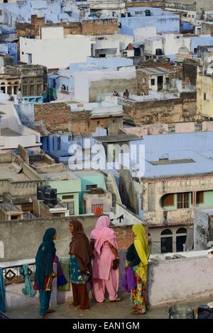 India, Rajasthan, Mewar, Bundi, old district and blue houses, women on a roof Stock Photo