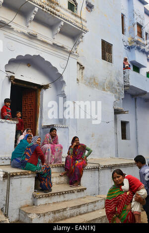 Asia, India, Rajasthan, Mewar, Bundi, women chatting on the doorstep in the old town Stock Photo