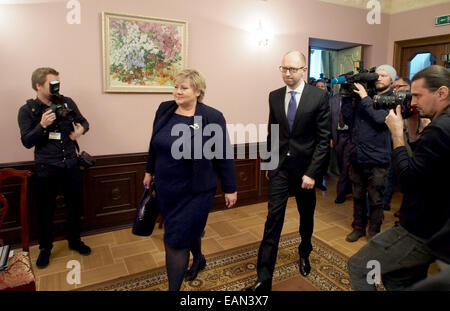 Kiev, Ukraine. 18th Nov, 2014. During the meeting in Kiev November 18, 2014 signed a number of documents. In particular, Arseniy Yatsenyuk and Prime Minister of Norway signed the Agreement between the Government of Ukraine and the Government of the Kingdom of Norway on the support of the state budget in the amount of US $ 15 million. Credit:  Igor Golovnov/Alamy Live News Stock Photo