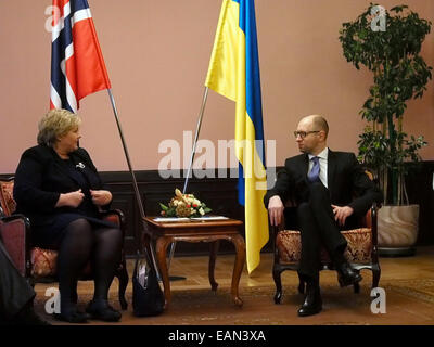 Kiev, Ukraine. 18th Nov, 2014. During the meeting in Kiev November 18, 2014 signed a number of documents. In particular, Arseniy Yatsenyuk and Prime Minister of Norway signed the Agreement between the Government of Ukraine and the Government of the Kingdom of Norway on the support of the state budget in the amount of US $ 15 million. Credit:  Igor Golovnov/Alamy Live News Stock Photo