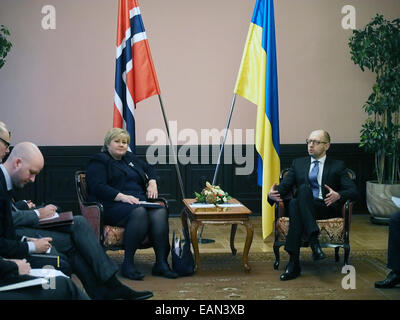 Kiev, Ukraine. 18th Nov, 2014. During the meeting in Kiev November 18, 2014 signed a number of documents. In particular, Arseniy Yatsenyuk and Prime Minister of Norway signed the Agreement between the Government of Ukraine and the Government of the Kingdom of Norway on the support of the state budget in the amount of US $ 15 million. Credit:  Igor Golovnov/Alamy Live News Stock Photo