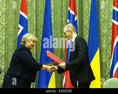 Kiev, Ukraine. 18th Nov, 2014. During the meeting in Kiev November 18, 2014 signed a number of documents. In particular, Arseniy Yatsenyuk and Prime Minister of Norway signed the Agreement between the Government of Ukraine and the Government of the Kingdom of Norway on the support of the state budget in the amount of US $ 15 million. Credit:  Igor Golovnov/Alamy Live News Stock Photo