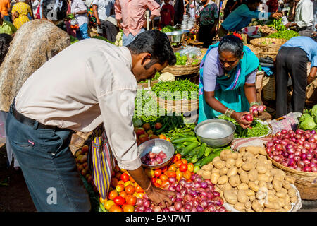 friday market, mapusa, goa, india Stock Photo - Alamy