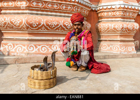 Snake Charmer Outside The Hawa Mahal (Palace of Winds) Jaipur, Rajasthan, India Stock Photo