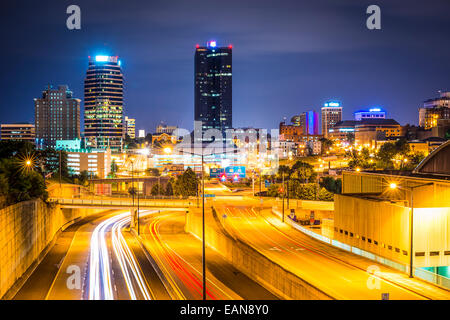 Downtown Knoxville, Tennessee city skyline and city lights at night ...