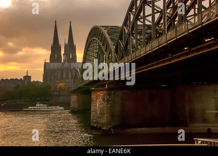 Catedral de Colônia vista do outro lado do rio. / The Cologne Cathedral seen from the other side of the river. Stock Photo