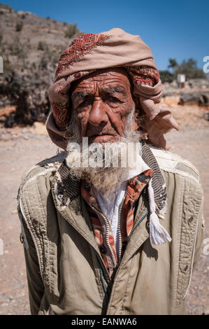 Old Omani Man at the edge of the "Grand Canyon" of Oman Stock Photo