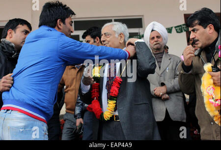 Srinagar, Kashmir. 19th November, 2014: supporters garlanding  Peoples Democratic Party (PDP) Patron Mufti Mohammad Sayeedl after filing his nomination papers. the first phase of Assemblly Election this month November 25  © sofi suhail / Alamy Stock Photo