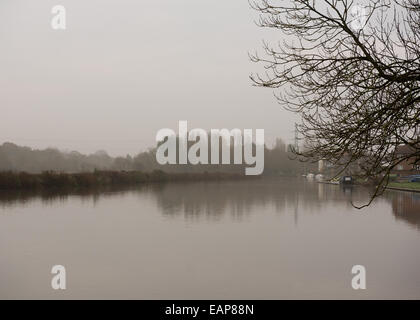 Abingdon, Oxfordshire, UK. 19th November 2014. UK weather. Early morning mist along the River Thames on a cold winters morning. Credit:  Paul Gareth Sands/Alamy Live News Stock Photo