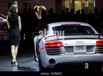 Los Angeles, USA. 19th Nov, 2014. A model stands next to an Audi R8 during the media preview day at the 2014 Los Angeles Auto Show in Los Angeles, on Nov. 19, 2014. © Zhao Hanrong/Xinhua/Alamy Live News Stock Photo
