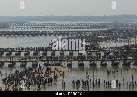 Many pontoon bridges crossing the river Ganges at the Kumbha Mela grounds, Allahabad, Uttar Pradesh, India Stock Photo