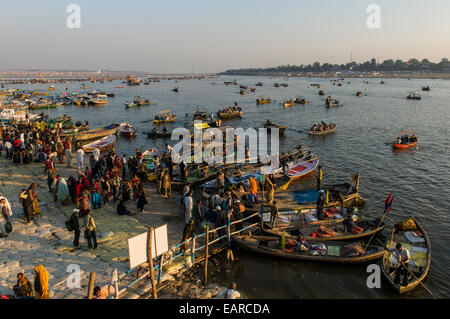 Boats to ship people to the Sangam, the confluence of the rivers Ganges, Yamuna and Saraswati, during Kumbha Mela, Allahabad Stock Photo
