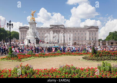 Crowds waiting for the Changing of the Guard at Buckingham Palace, City of Westminster, London, England, United Kingdom Stock Photo