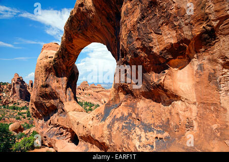 Sandstone arches of the Double O Arch formed by erosion in Devil's Garden, Arches-Nationalpark, near Moab, Utah, United States Stock Photo