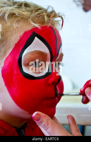 Niño con máscara de Spiderman Fotografía de stock - Alamy