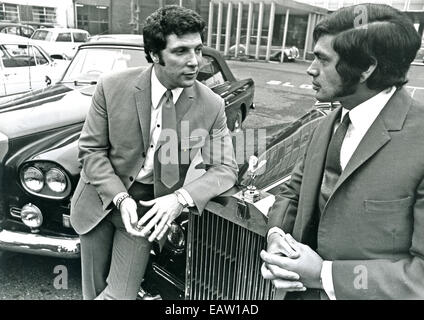 ENGELBERT HUMPERDINCK UK pop singer at right with Tom Jones and their cars in 1970. Photo Tony Gale Stock Photo